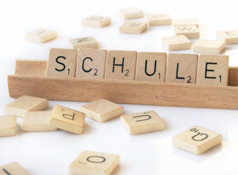 Holzbuchstaben mit dem Wort Schule
