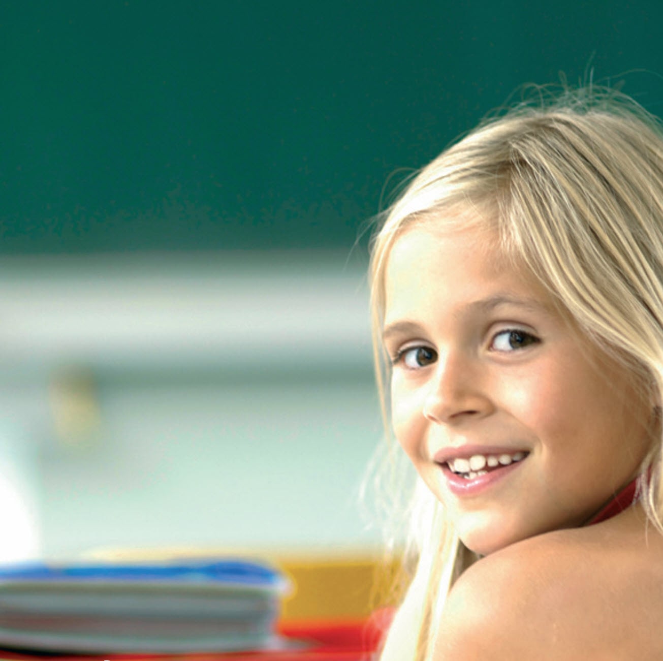 Schülerin in einem Schulzimmer
